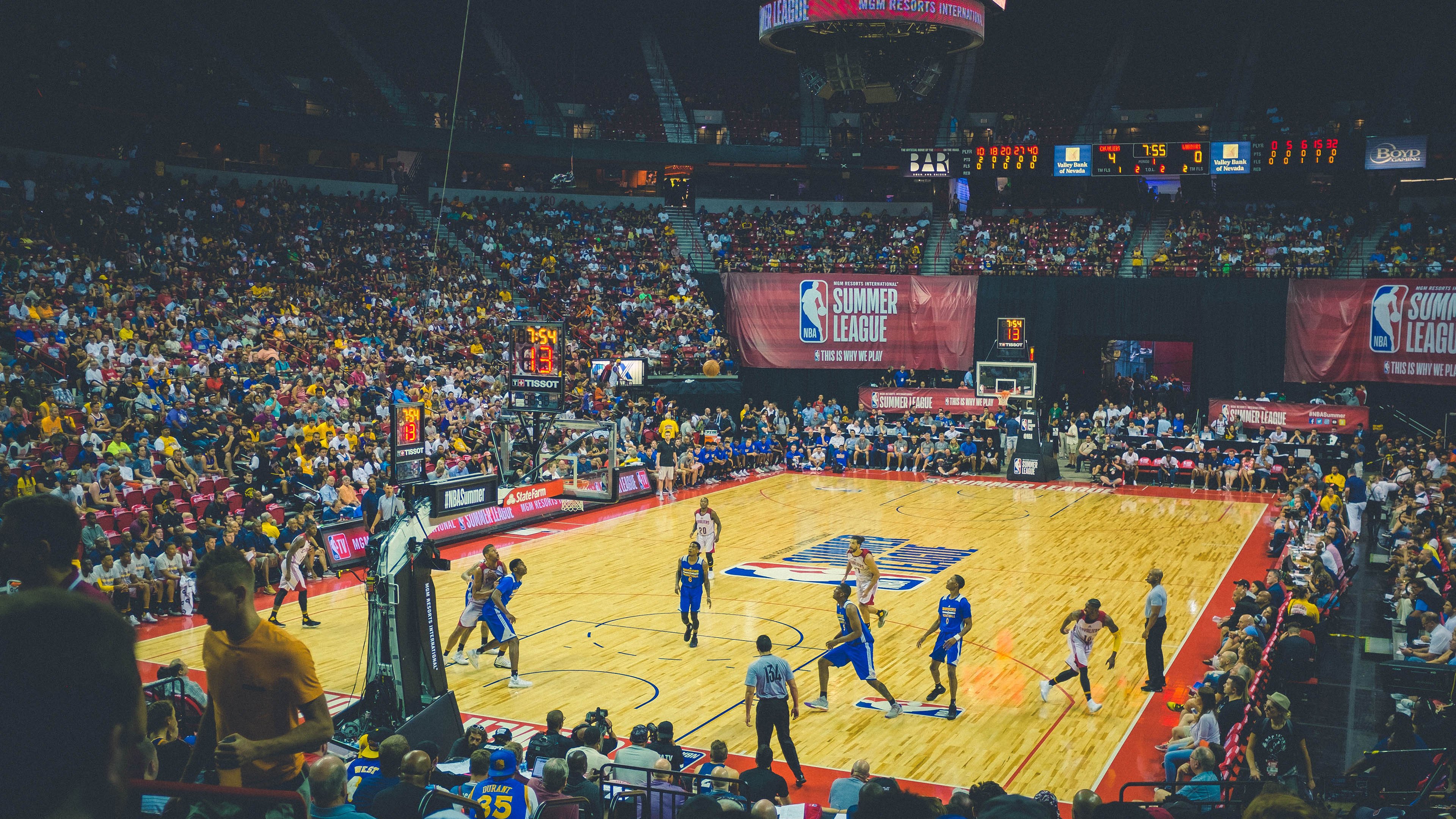 中国男篮面对逆境顽强反击 精神面貌积极向上,中国男篮面临一个可怕的对手